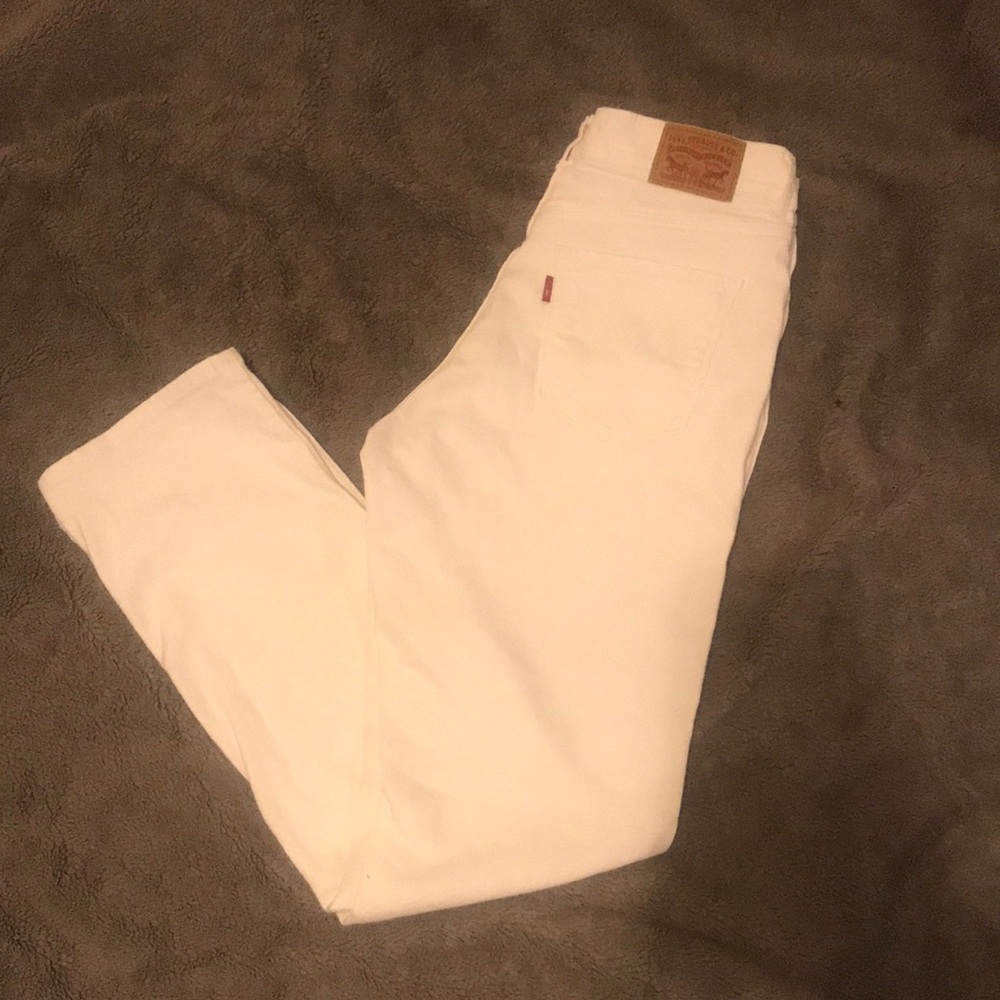 NEVER WORN WOMENS LEVIS CLASSIC STRAIGHT LEG JEAN